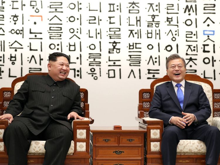  Le président sud-coréen Moon Jae-in discute avec le dirigeant nord-coréen Kim Jong Un lors de leur rencontre à la Maison de la Paix [19659008] [Image:</span><br />
        <span class=