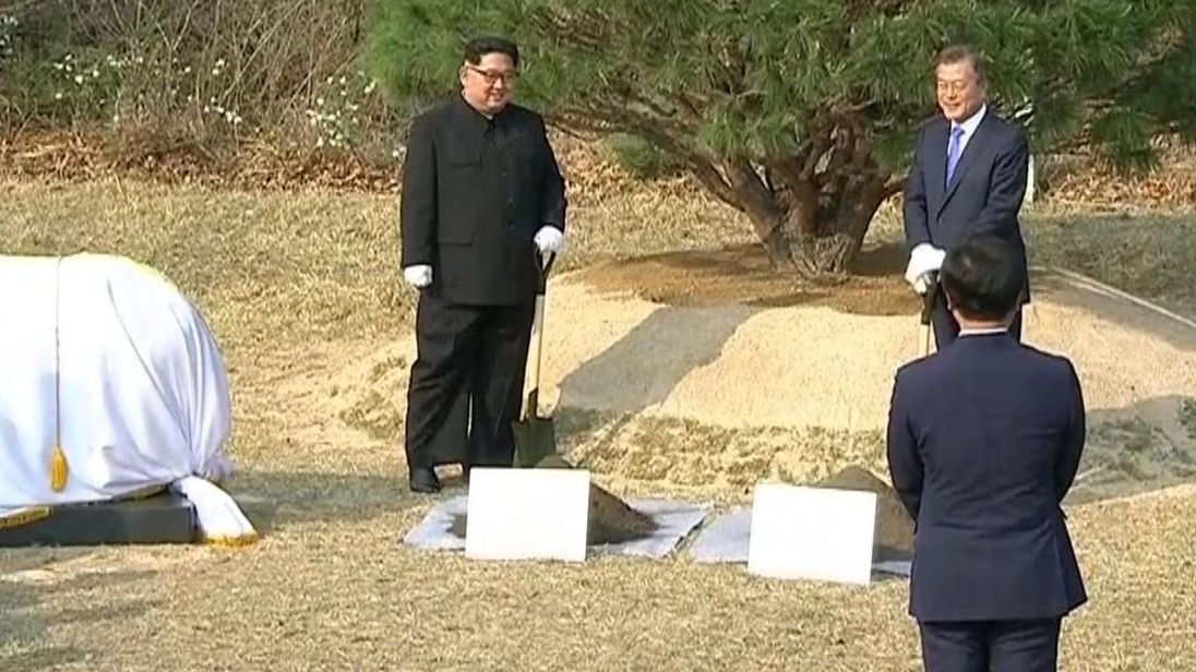  ] Le président sud-coréen Moon Jae-in et le dirigeant nord-coréen Kim Jong Un "srcset =" ht tps: //e3.365dm.com/18/04/320x180/skynews-moon-jae-in-kim-jong-un_4293877.jpg? 20180427093114 320w, https://e3.365dm.com/18/04/640x380 /skynews-moon-jae-in-kim-jong-un_4293877.jpg?20180427093114 640w, https://e3.365dm.com/18/04/736x414/skynews-moon-jae-in-kim-jong-un_4293877. jpg? 20180427093114 736w, https://e3.365dm.com/18/04/992x558/skynews-moon-jae-in-kim-jong-un_4293877.jpg?20180427093114 992w, https://e3.365dm.com/ 18/04 / 1096x616 / skynews-lune-jae-en-kim-jong-un_4293877.jpg? 20180427093114 1096w, https://e3.365dm.com/18/04/1600x900/skynews-moon-jae-in-kim -jong-un_4293877.jpg? 20180427093114 1600w, https://e3.365dm.com/18/04/1920x1080/skynews-moon-jae-in-kim-jong-un_4293877.jpg?20180427093114 1920w, https: // e3 .365dm.com / 18/04 / 2048x1152 / skynews-lune-jae-en-kim-jong-un_4293877.jpg? 20180427093114 2048w "tailles =" (min-largeur: 900px) 992px, 100vw 