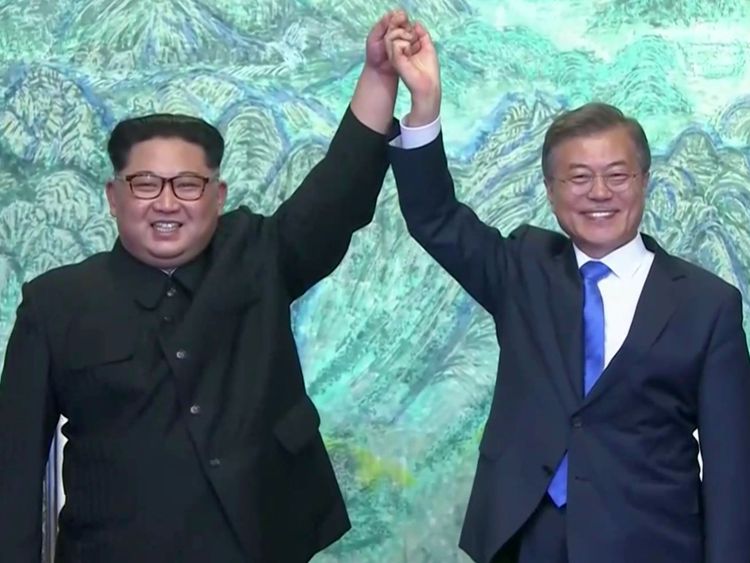  Le président sud-coréen Moon Jae-in et le dirigeant nord-coréen Kim Jong Un geste après avoir signé des accords 