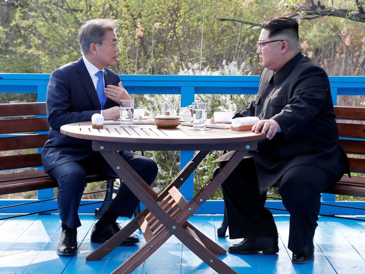  Le président sud-coréen Moon Jae-in et le dirigeant nord-coréen Kim Jong Un siègent ensemble au Ce village de Panmunjom 