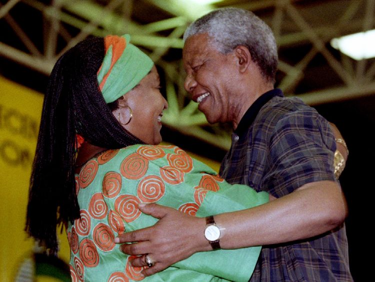  Nelson Mandela félicite Winnie en 1994 après avoir été élue au Comité exécutif national de l'African National Congress (ANC) 