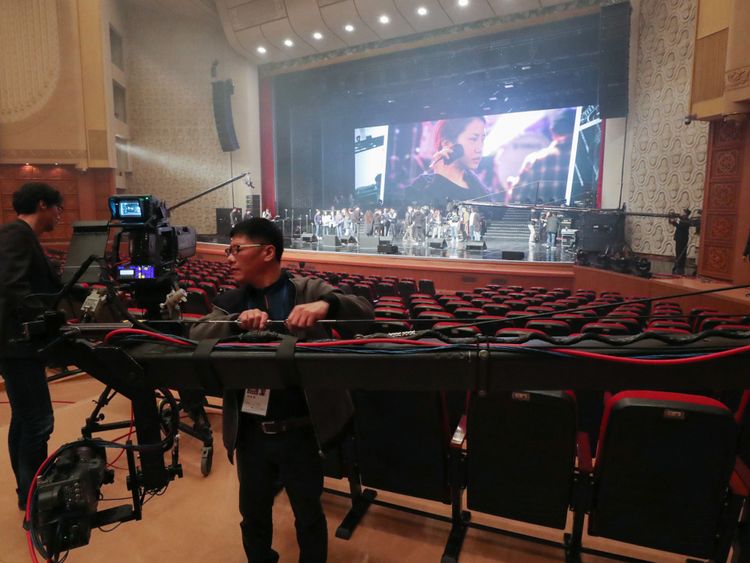  L'équipe vidéo sud-coréenne vérifie la répétition d'un concert de musiciens sud-coréens au 1 500 Le 1er avril 2018, le Grand Théâtre de Pyongyang est à Pyongyang. Les plus grands groupes musicaux sud-coréens, dont une K-pop girl, organiseront un concert exceptionnel en Corée du Nord le 1er avril dans un geste de réconciliation devant une inter-Corée historique sommet. / AFP PHOTO / KOREA POOL / KOREA POOL / Corée du Sud OUT (Crédit photo devrait lire KOREA POOL / AFP / Getty Images) 