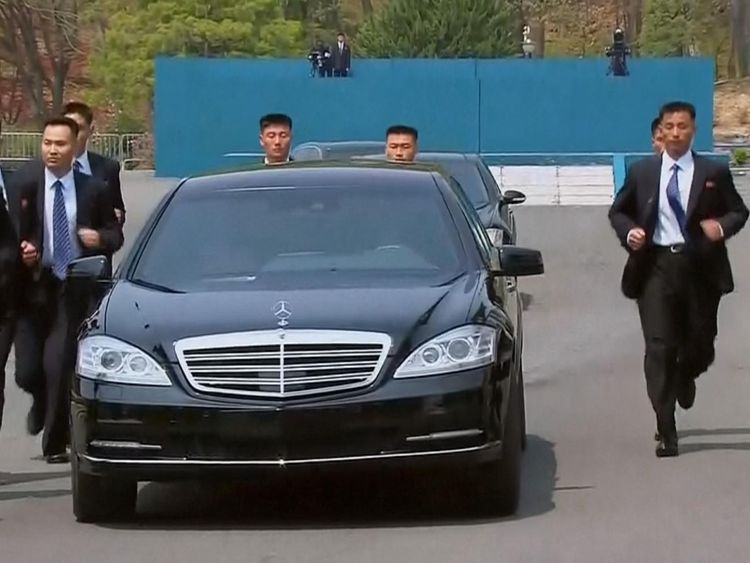  Le personnel de sécurité a couru à côté de la voiture de M. Kim pendant le déjeuner 
