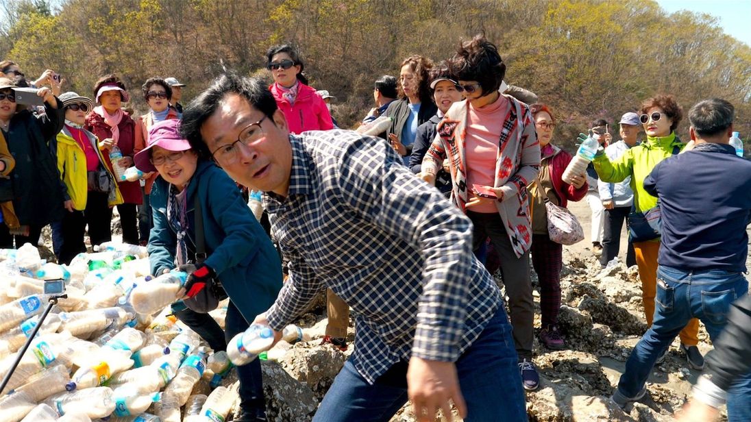  Les bouteilles contiennent des clés USB avec des images de ce que la vie est à l'extérieur de Kim & # </p>
<p> Le régime de "srcset =" https://e3.365dm.com/18/04/320×180/skynews-north-korea-south-korea_4293013.jpg?20180426161655 320w, https://e3.365dm.com/18 /04/640×380/skynews-north-korea-south-korea_4293013.jpg?20180426161655 640w, https://e3.365dm.com/18/04/736×414/skynews-north-korea-s outh-korea_4293013.jpg? 20180426161655 736w, https://e3.365dm.com/18/04/992×558/skynews-north-korea-south-korea_4293013.jpg?20180426161655 992w, https://e3.365dm.com/ 18/04 / 1096×616 / skynews-nord-corée-sud-corée_4293013.jpg? 20180426161655 1096w, https://e3.365dm.com/18/04/1600×900/skynews-north-korea-south-korea_4293013.jpg?20180426161655 1600w, https://e3.365dm.com/18/04/1920×1080/skynews-north-korea-south-korea_4293013.jpg?20180426161655 1920w, https://e3.365dm.com/18/04/2048×1152/skynews -nord-corée-sud-corée_4293013.jpg? 20180426161655 2048w "tailles =" (min-largeur: 900px) 992px, 100vw « /><span class=