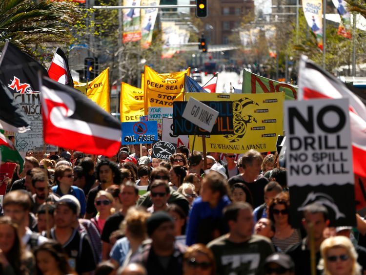  Le Waiho Papa Moana Hikoi fait son chemin la CDB vers le Sommet de la Nouvelle-Zélande sur le pétrole au Sky City Convention Center où les manifestants s'opposent à des forages en haute mer le 30 septembre 2014 à Auckland, en Nouvelle-Zélande. Les Waiho Papa Moana Hikoi se battent pour l'énergie propre au lieu de l'huile de mer profonde 