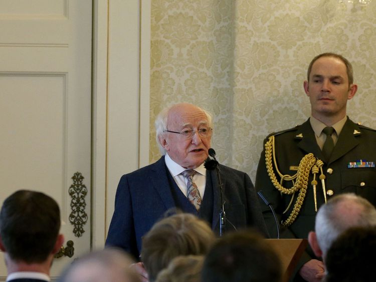 Le président Higgins à la cérémonie accordant à Myles Joyce un pardon posthume 