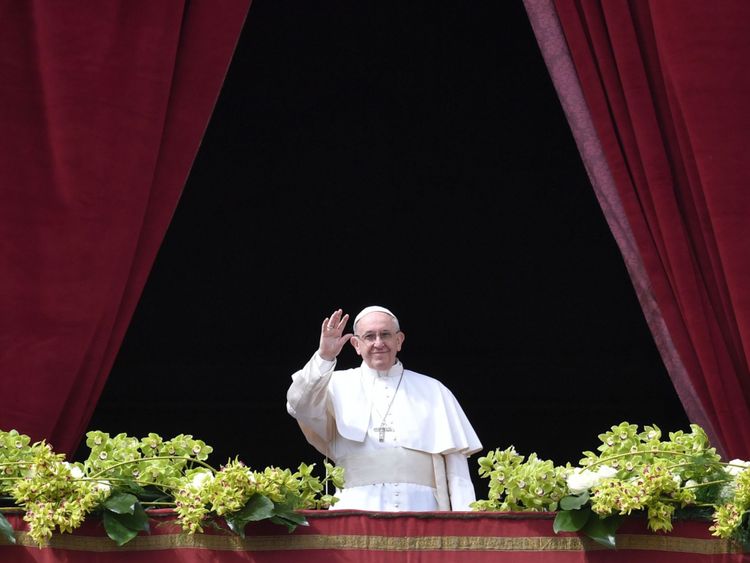  Le pape François agitant depuis le balcon de la basilique Saint-Pierre 