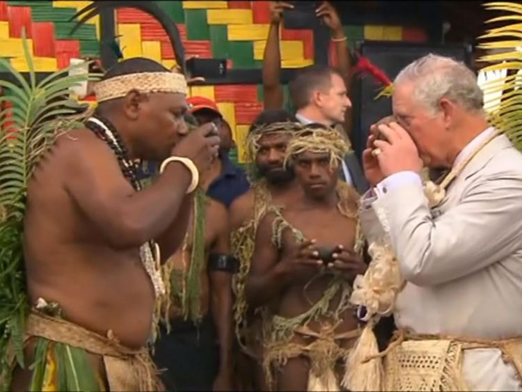  Le Duc de Cornouailles a siroté le Kavu Royal d'une tasse ce matin comme il a été fait haut chef & # 39; 