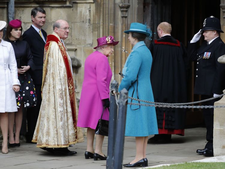  La reine arrivant à la chapelle St George au château de Windsor 