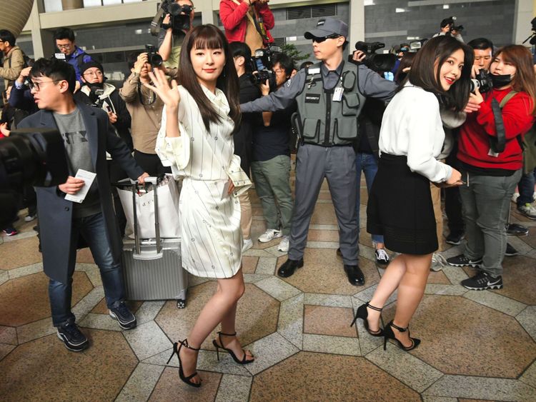  Les membres de Red Velvet saluent les médias alors qu'ils quittent la Corée du Sud 