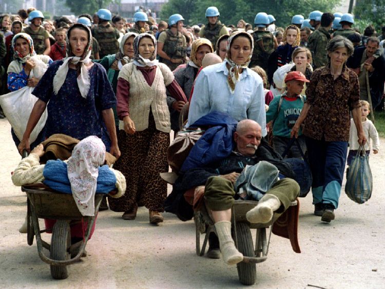 Les réfugiés musulmans sortent de Srebrenica 