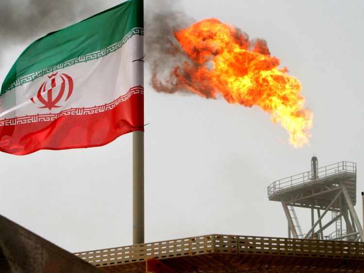  Une fusée de gaz sur une plate-forme pétrolière dans les champs pétrolifères de Soroush Un drapeau iranien dans le golfe Persique, Iran, 25 juillet 2005 