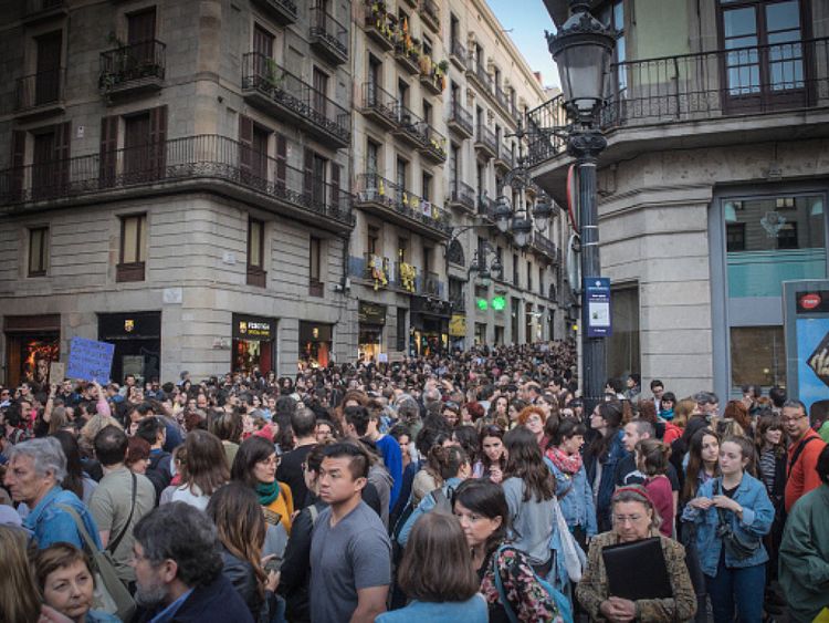  BARCELONE, CATALOGNE, ESPAGNE - 2018/04/26: Barcelone rejoint les manifestations dans différentes villes espagnoles pour la résolution d'un procès de plusieurs violations lors de la dernière célébration de San Fermin, en juillet 2017. Une fille, âgée de 18 ans, a été forcée d'avoir des relations sexuelles avec une équipe d'amis (5 hommes) appelée 
