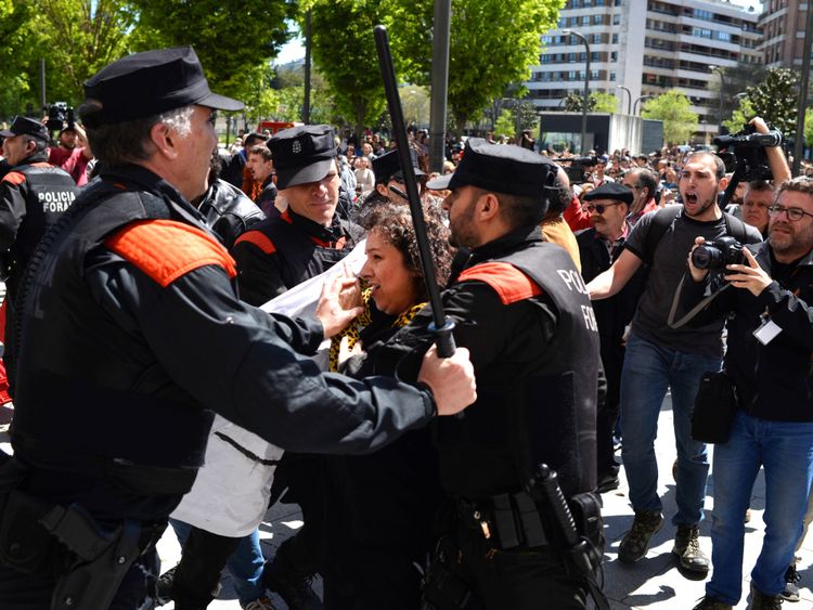  Les manifestants ont affronté la police à Pampelune </span><br />
        <span class=