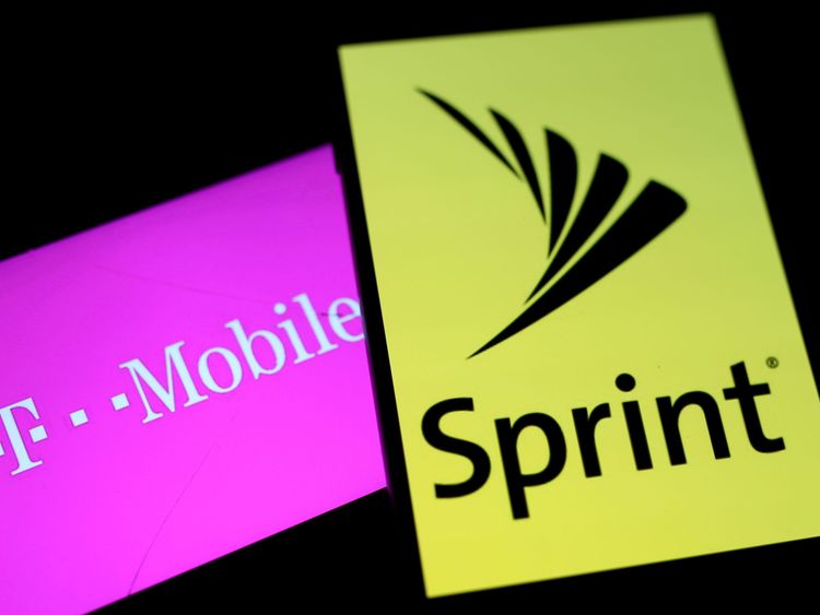  FILE PHOTO: Smartphones avec les logos de T-Mobile et Sprint sont vus dans cette illustration prise le 19 septembre 2017 