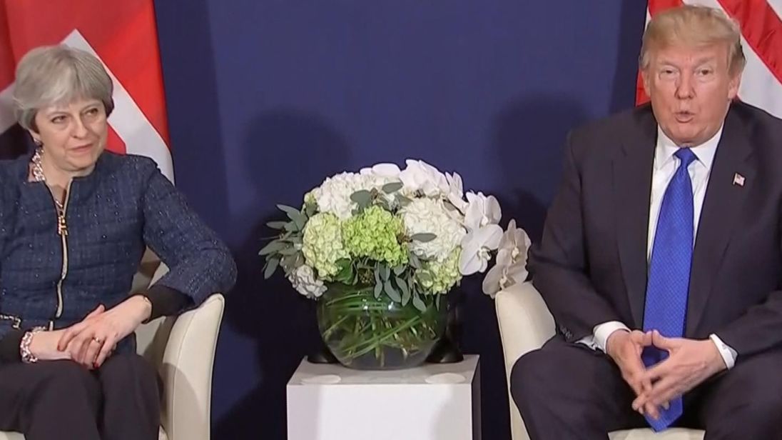  Theresa May et Donald Trump "srcset =" https: // e3.365dm.com/18/01/320x180/skynews-trump-may-davos_4214517.jpg?20180125150600 320w, http s: //e3.365dm.com/18/01/640x380/skynews-trump-may-davos_4214517.jpg? 20180125150600 640w, https://e3.365dm.com/18/01/736x414/skynews-trump-may -davos_4214517.jpg? 20180125150600 736w, https://e3.365dm.com/18/01/992x558/skynews-trump-may-davos_4214517.jpg?20180125150600 992w, https://e3.365dm.com/18/01 /1096x616/skynews-trump-may-davos_4214517.jpg?20180125150600 1096w, https://e3.365dm.com/18/01/1600x900/skynews-trump-may-davos_4214517.jpg?20180125150600 1600w, https: // e3 .365dm.com / 18/01 / 1920x1080 / skynews-trump-may-davos_4214517.jpg? 20180125150600 1920w, https://e3.365dm.com/18/01/2048x1152/skynews-trump-may-davos_4214517.jpg? 20180125150600 2048w "sizes =" (min-width: 900px) 992px, 100vw 
