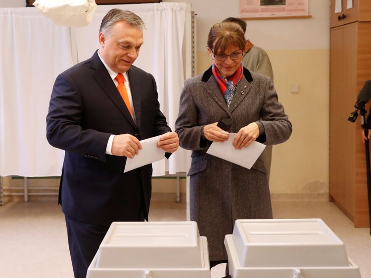  Premier ministre hongrois actuel Viktor Orban et sa femme Vote d'Aniko Levai lors des élections parlementaires hongroises à Budapest, en Hongrie, le 8 avril 2018 