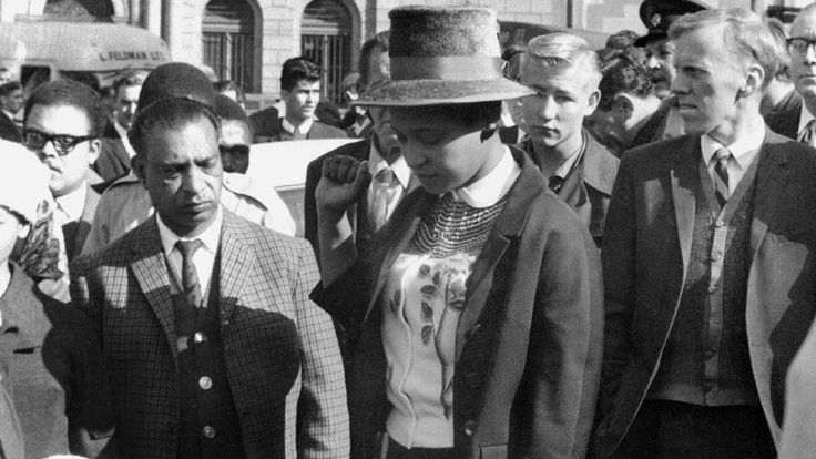  Winnie Mandela (C), quitte le Palais de Justice à Pretoria Le 16 juin 1964, le verdict du procès de Rivonia condamne huit hommes, dont son mari, le chef anti-apartheid et Nelson Mandela, membre du Congrès national africain (ANC). l'habitat. Les hommes ont été accusés de conspiration, de sabotage et de trahison. (Crédit photo devrait lire OFF / AFP / Getty Images) 