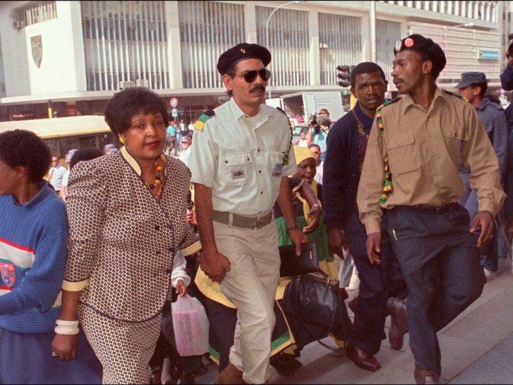  Winnie Mandela (L) arrive à la Cour Suprême Rand à Johannesburg, 07 Mars 1991, pour son procès où elle fait face à des accusations d'enlèvement et agression. Un témoin de l'Etat a déclaré que l'épouse du chef anti-apartheid Nelson Mandela l'avait personnellement battu et fouetté avec trois autres jeunes noirs chez elle en décembre 1988. (Crédit photo devrait lire: TREVOR SAMSON / AFP / Getty Images) 