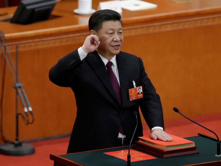  Le président chinois Xi Jinping avec sa main sur la Constitution prête le serment, après qu'il est élu comme président pour un autre terme, lors de la cinquième session plénière du peuple national & # 39; s Congrès (NPC) au Grand Palais du Peuple à Beijing, en Chine le 17 mars 2018. REUTERS / Jason Lee 
