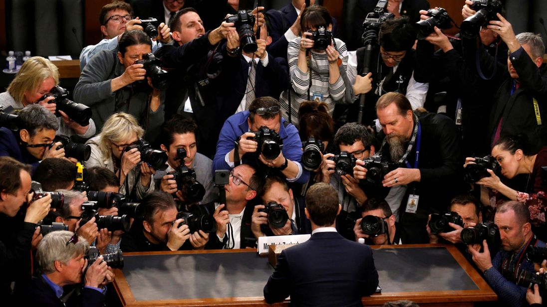  Mark Zuckerberg est entouré de membres des médias Il arrive pour témoigner devant une audience conjointe du Comité Judiciaire et du Commerce du Sénat concernant l'utilisation et la protection des données de l'utilisateur, sur Capitol Hill à Washington, USA, 10 avril 2018. REUTERS / Leah Millis 