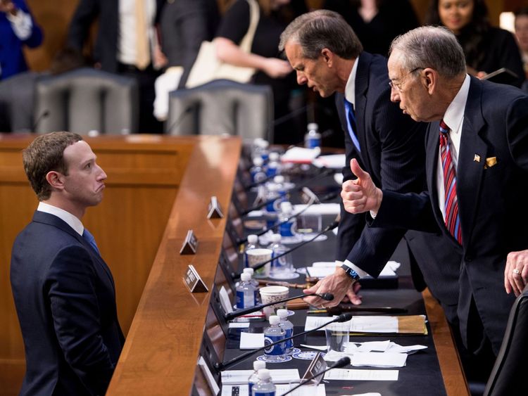  Mark Zuckerberg (L) s'entretient avec le sénateur John Thune (R), R-SD et sénateur Chuck Grassley (R) 