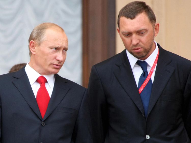  Vladimir Poutine (L) avec Oleg Deripaska à Sotchi en 2008 
