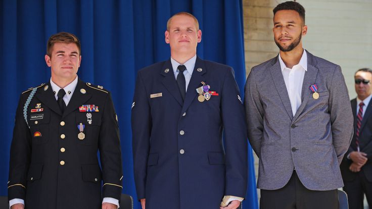  LR: Alek Skarlatos, Spencer Stone et Anthony Sadler sont honorés pour avoir soumis le tireur 