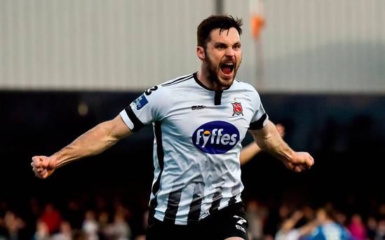 High fives tout au long de la table Dundalk