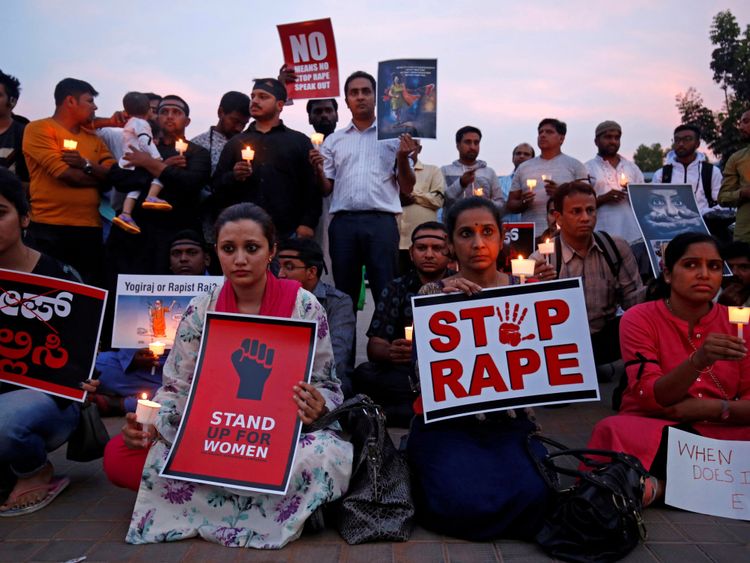  Des manifestants protesteront contre le viol d'une fillette de huit ans à Kathua près de Jammu et d'un adolescent à Unnao, dans l'État d'Uttar Pradesh, à Bangalore, en Inde, le 13 avril. 2018. REUTERS / Abhishek N. Chinnappa / Fichier Photo 