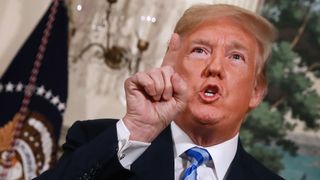  WASHINGTON, DC - MAI 08: Le président américain Donald Trump annonce sa décision de retirer Les Etats de l'accord nucléaire iranien de 2015 au Diplo Salle matic à la Maison Blanche le 8 mai 2018 à Washington, DC. Après deux ans et demi de négociations, l'Iran a accepté en 2015 de mettre fin à son programme nucléaire en échange des pays occidentaux, dont les États-Unis, levant des décennies de sanctions économiques. Depuis lors, les inspecteurs internationaux n'ont constaté aucune violation des termes par l'Iran. (Photo par Chip Somodevilla / Getty Images) 