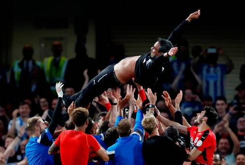 Huddersfield annule le vol de retour en faveur de l'autobus de partie pour célébrer la survie de Premier League