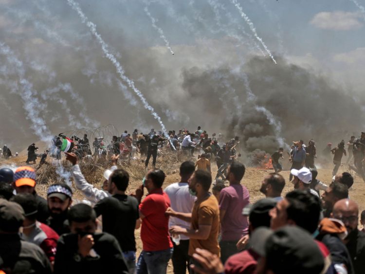  Les forces israéliennes tirent du gaz lacrymogène sur les Palestiniens près de la frontière 