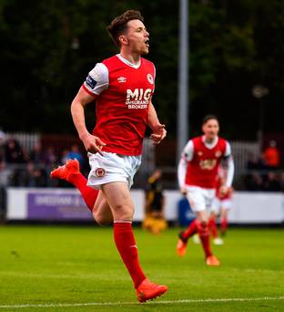 Clarke tire des saints en forme vers des lieux européens