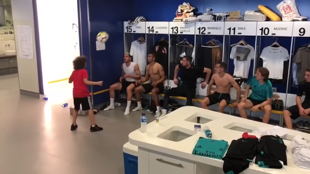Regardez: Le fils de Marcelo, âgé de huit ans, rejoint les stars du Real Madrid dans le jeu de tennis de tête – et le cloue absolument
