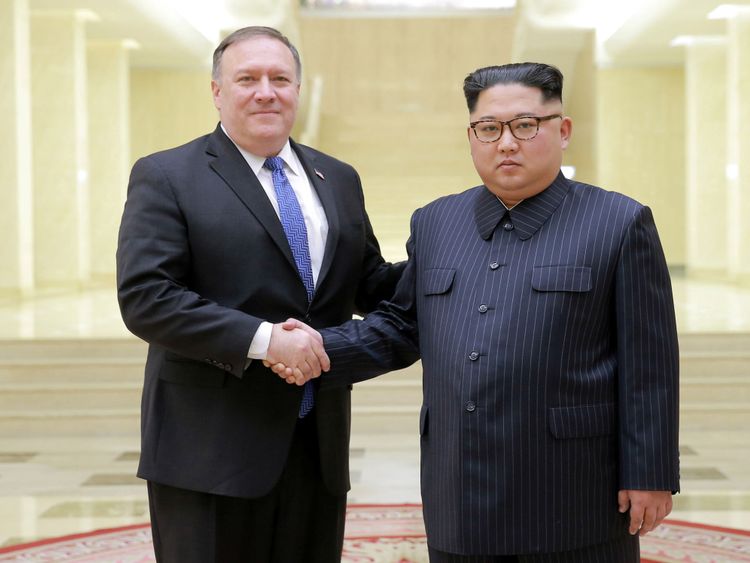  Le dirigeant nord-coréen Kim Jong Un serre la main au secrétaire d'Etat américain Mike Pompeo </span><br />
        <span class=