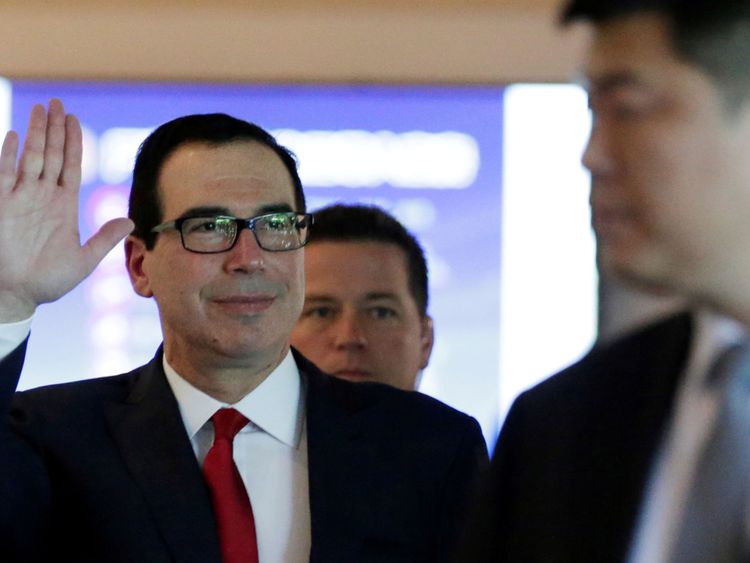  US Le secrétaire au Trésor, Steven Mnuchin, salue les médias alors que lui et la délégation américaine pour les pourparlers commerciaux avec la Chine quittent un hôtel à Beijing en Chine le 3 mai 2018. 