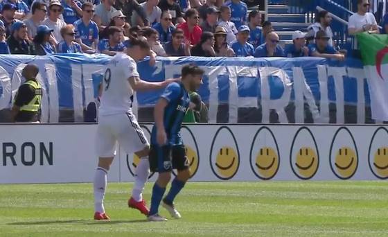 Regardez: Zlatan Ibrahimovic a expulsé pour avoir frappé son adversaire au visage suite à l'examen de VAR