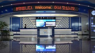  Le groupe de journalistes était le seul arrivant à l'aéroport de Kalma à Wonsan. Pic: Michael Greenfield "srcset =" https://e3.365dm.com/18/05/320x180/skynews-wonsan-north-korea_4317181.jpg?20180522104213 320w, https://e3.365dm.com/18/05 /640x380/skynews-wonsan-north-korea_4317181.jpg?20180522104213 640w, https://e3.365dm.com/18/05/736x414/skynews-wonsan-north-korea_4317181.jpg?20180522104213 736w, https: // e3 .365dm.com / 18/05 / 992x558 / skynews-wonsan-nord-corée_4317181.jpg? 20180522104213 992w, https://e3.365dm.com/18/05/1096x616/skynews-wonsan-north-korea_4317181.jpg? 20180522104213 1096w, https://e3.365dm.com/18/05/1600x900/skynews-wonsan-north-korea_4317181.jpg?20180522104213 1600w, https://e3.365dm.com/18/05/1920x1080/skynews- wonsan-north-korea_4317181.jpg? 20180522104213 1920w, https://e3.365dm.com/18/05/2048x1152/skynews-wonsan-north-korea_4317181.jpg?20180522104213 2048w "tailles =" (min-largeur: 900px) 992px, 100vw 