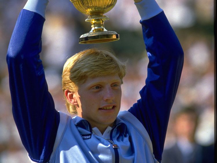 Boris Becker détient le trophée de célibataires de Wimbledon en 1985 