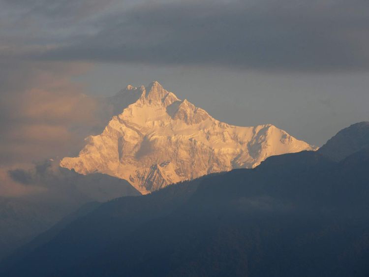  Vue sur les montagnes vers l'Everest et le K2 depuis l'Etat indien de Sikkim 