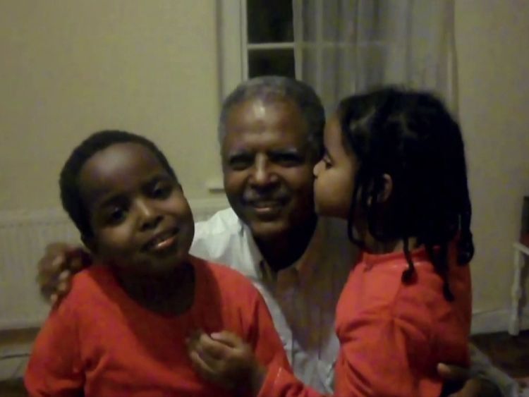  Andy Tsege photographié avec ses enfants 