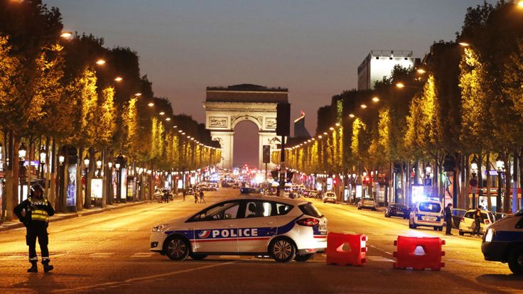  L'attaquant a ouvert le feu sur une voiture de police garée sur les Champs-Elysées avant 