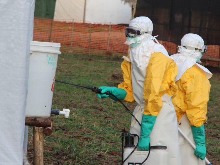  Les hygiénistes en tenue de protection désinfectent les toilettes du centre de traitement Ebola à Lokolia le 5 octobre 2014 [19659012] </span><br />
        <span class=