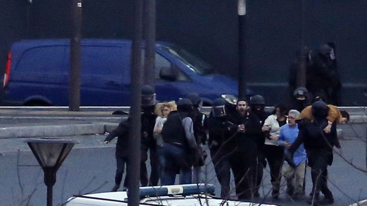  Des otages sont escortés dans une épicerie casher à la Porte de Vincennes 