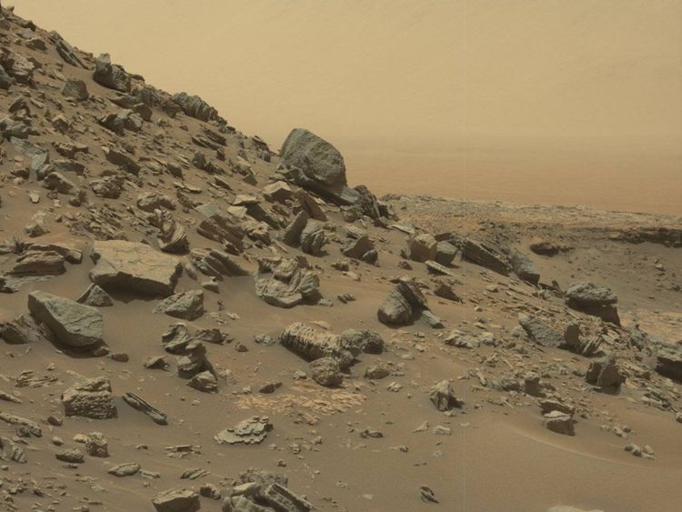  Une colline en pente frappante sur Mars capturée par le Rover de curiosité. Pic: NASA / JPL-Caltech / MSSS 