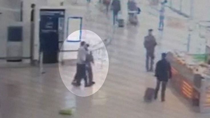  L'attaquant est vu en train d'attraper le soldat qu'il a pris en otage 