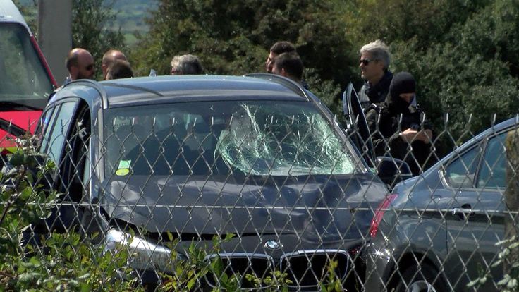  Une image fixe tirée d'une vidéo montre une police française lourdement armée sur les lieux où l'homme soupçonné d'avoir percuté une voiture dans un groupe de soldats mercredi dans la banlieue parisienne de Levallois-Perret a été fusillé et arrêté sur l'autoroute A16, près de Marquise, France, 9 août 2017. REUTERS / Reuters TV 