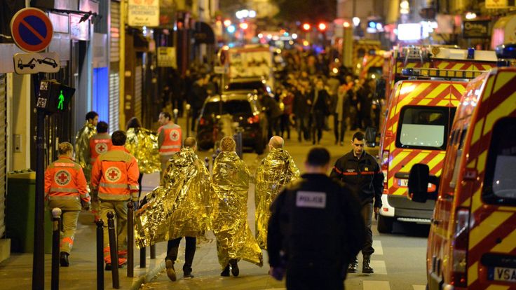  Des personnes sont évacuées près de la salle de concert du Bataclan 