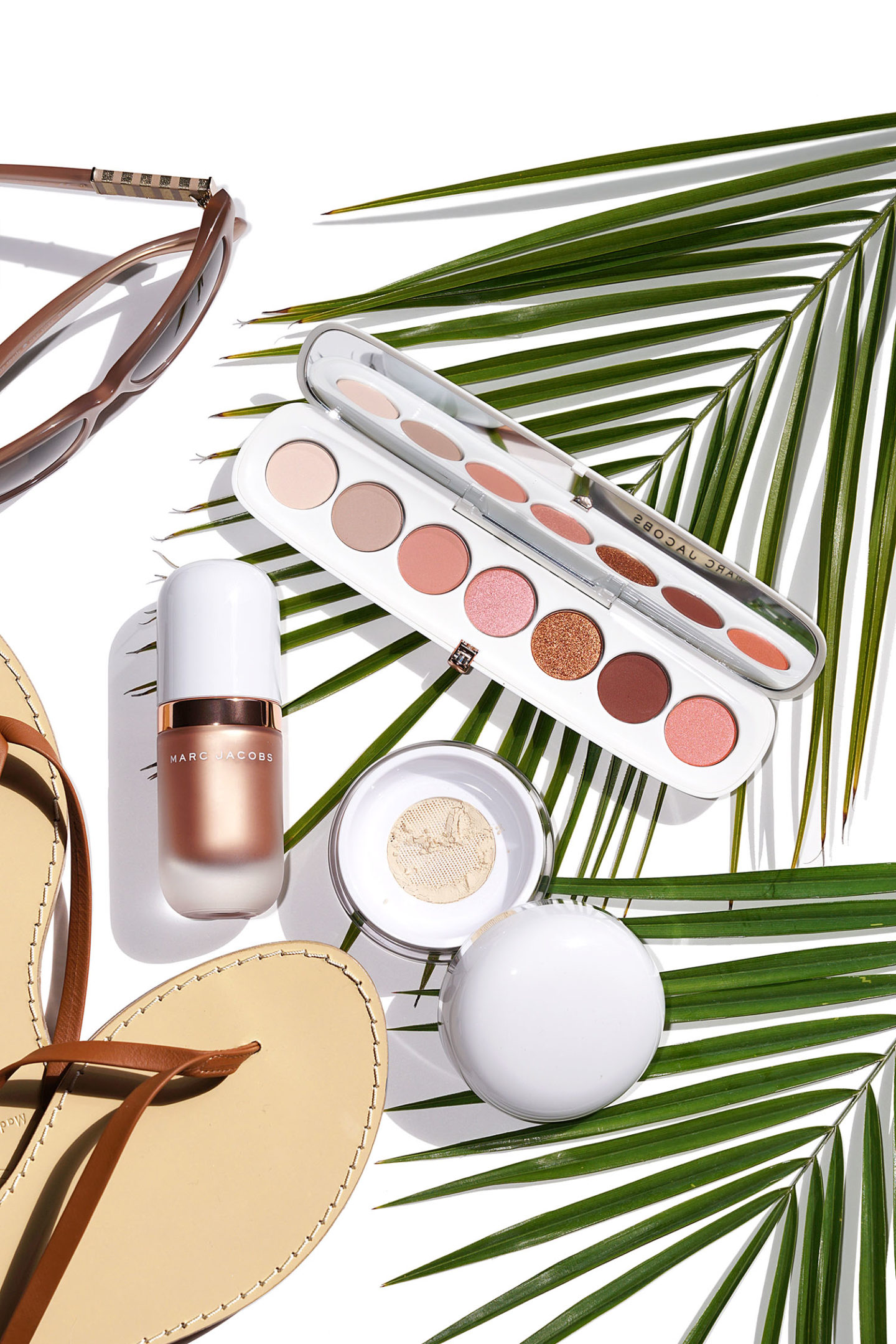 Marc Jacobs Coconut Fantasy Collection Critique "width =" 1080 "height =" 1619 "srcset =" http://thebeautylookbook.com/wp-content/uploads/2018/05/Marc-Jacobs-Coconut-EyeConicPalette-DewDrops -SettingPowder-Review-1440x2159.jpg 1440w, http://thebeautylookbook.com/wp-content/uploads/2018/05/Marc-Jacobs-Coconut-EyeConicPalette-DewDrops-SettingPowder-Review-800x1199.jpg 800w, http: / /thebeautylookbook.com/wp-content/uploads/2018/05/Marc-Jacobs-Coconut-EyeConicPalette-DewDrops-SettingPowder-Review-67x100.jpg 67w, http://thebeautylookbook.com/wp-content/uploads/2018/ 05 / Marc-Jacobs-Coconut-EyeConicPalette-DewDrops-SettingPowder-Revue-1080x1619.jpg 1080w, http://thebeautylookbook.com/wp-content/uploads/2018/05/Marc-Jacobs-Coconut-EyeConicPalette-DewDrops-SettingPowder -Review.jpg 1500w "tailles =" (max-largeur: 1080px) 100vw, 1080px "données-jpibfi-post-excerpt =" Marc Jacobs Coconut Fantasy Collection examen et Swatches. Trois nouveautés cette année incluent les gouttes de rosée dans la fantaisie, la palette de fards à paupières Eye-Conic dans Fantascene et la poudre définissante de finition de noix de coco de Finish-Line. "Data-jpibfi-post-url =" http://thebeautylookbook.com/2018/05/ marc-jacobs-coconut-fantaisie-collection.html "data-jpibfi-post-title =" Collection Coconut Fantasy de Marc Jacobs "data-jpibfi-src =" http://thebeautylookbook.com/wp-content/uploads/2018/ 05 / Marc-Jacobs-Coconut-EyeConicPalette-DewDrops-SettingPowder-Review-1440x2159.jpg "/> </p>
<p> Marc Jacobs Beauty a lancé une nouvelle collection Coconut Fantasy cette année pour continuer le thème de la noix de coco. repromote, tout se vend rapidement … Quelques rappels se sont produits en ligne chez Sephora et Marc Jacobs Beauty mais si vous avez un oeil sur quoi que ce soit et que vous le voyez, je vous conseille de le prendre rapidement. rapidement, cette année, il a semblé aller vite, j'espère qu'il sera réapprovisionné, car c'est une si grande poudre bronzante (<em> t l'examen de l'année ici </em>). Aujourd'hui, j'ai un examen des trois nouveaux articles qui ont été lancés. Vous pouvez les trouver chez Marc Jacobs Beauté, Sephora, Neiman Marcus et Net-A-Porter </p>
<h3 style=